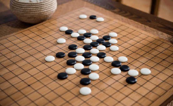 深入解析围棋与田玉棋盘：各自特点、材质与使用场景的全方位比较