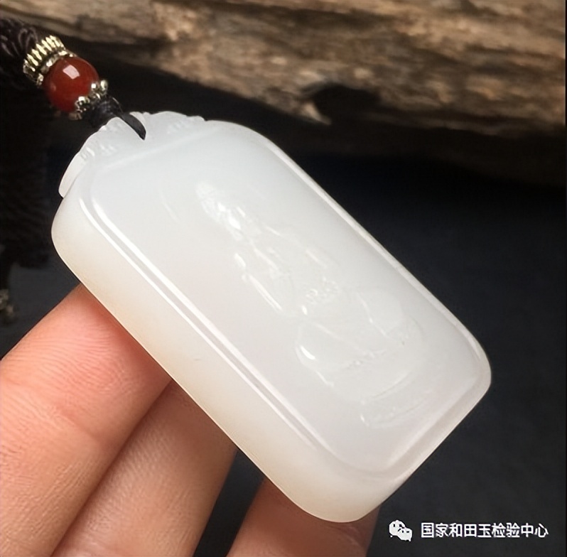 探究和田玉荧光反应现象：一种神秘的宝石鉴定方式