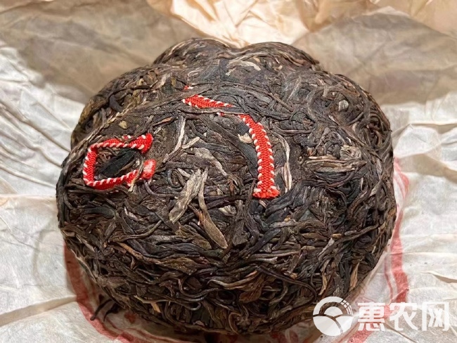 2003班章茶王青饼中茶红丝带：品质与传承的完美结合