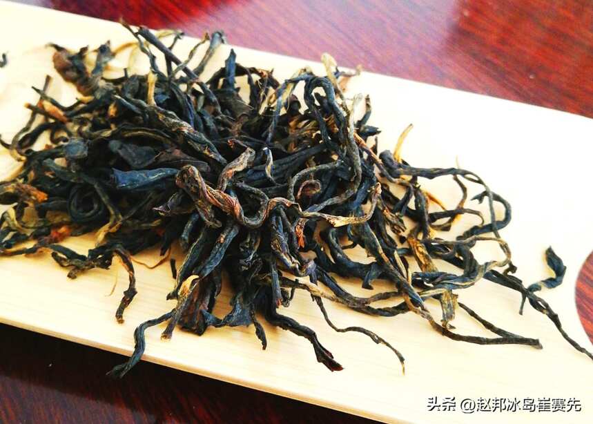 新 '老木茶：一种独特的中国红茶品种，由古树制作而成'