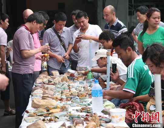 张家界之旅：探索当地文化，选购翡翠玉手镯的趣事