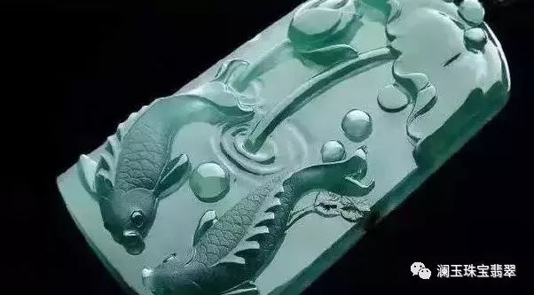 比较蓝水翡翠与油青种的价格差异：哪种宝石更昂贵？