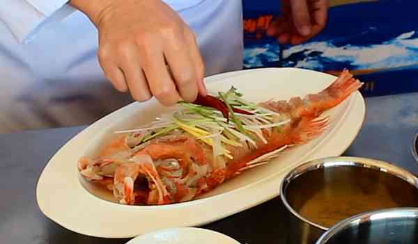 深海红龙鱼全方位烹饪指南：选材、处理、烹饪方法及口感体验详解