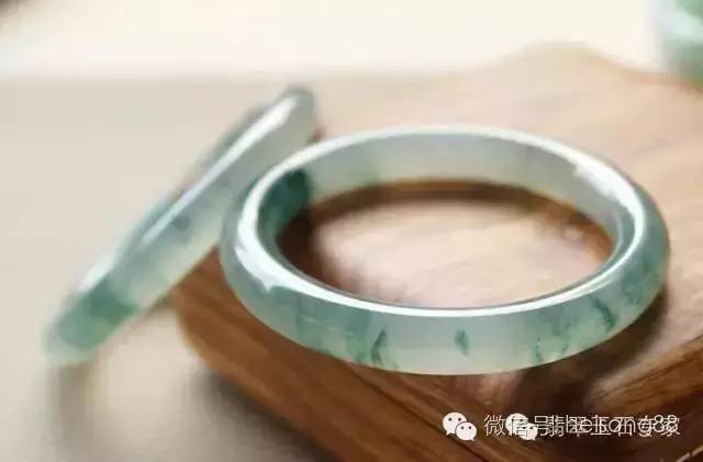 商场标价的翡翠手镯可以买吗？多少钱？安全吗？能砍价多少？值多少钱？