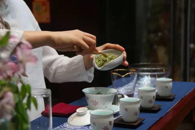 茶艺之道：掌握泡茶的先后顺序与仪式感