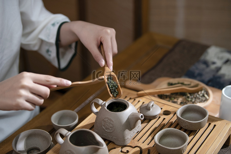 深入探讨泡茶艺术：从入海摇香到归一，揭示茶道精髓与生活哲学