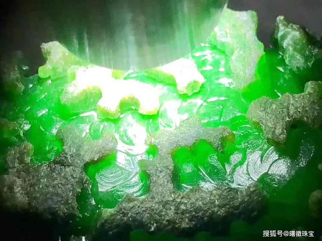 精心雕琢的翡翠原石，展现自然之美与工匠精神