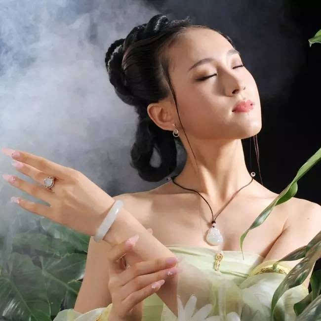 '贵妃镯适合胖的人戴还是瘦的人戴好看：年轻人带好看还是宽的'