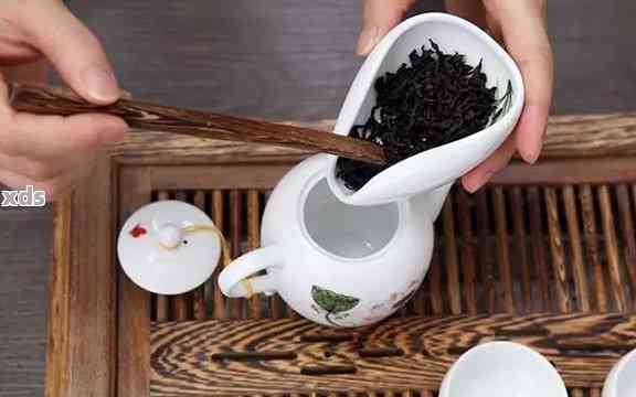 探究普洱茶冲泡：为何每次都需'洗茶'的深层含义？