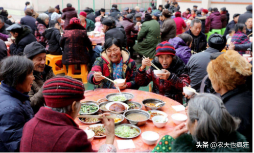 大清早空腹能喝茶吗：女生是否适宜，为何不宜，以及清晨空腹喝茶的影响