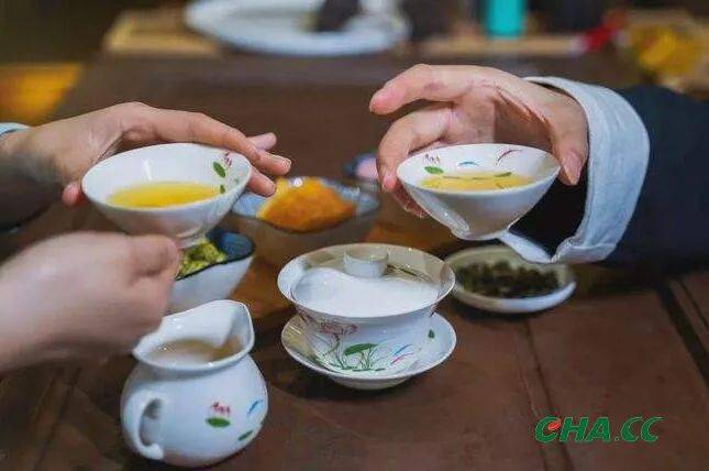 茶叶是否可以在空腹时饮用：解答关于早晨喝茶的疑问