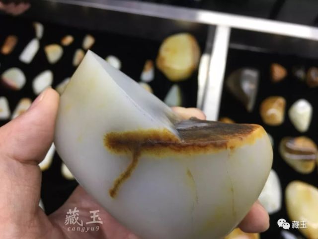 '莫西沙出白肉吗？切开后的肉质和皮色变化是什么？容易产生什么料子？'