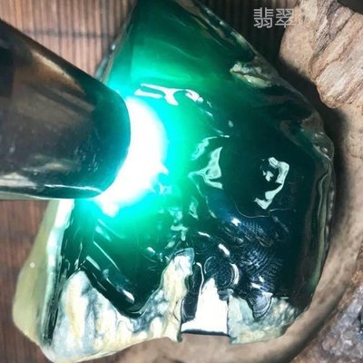 翡翠挂件褪色变黄原因及恢复方法详解