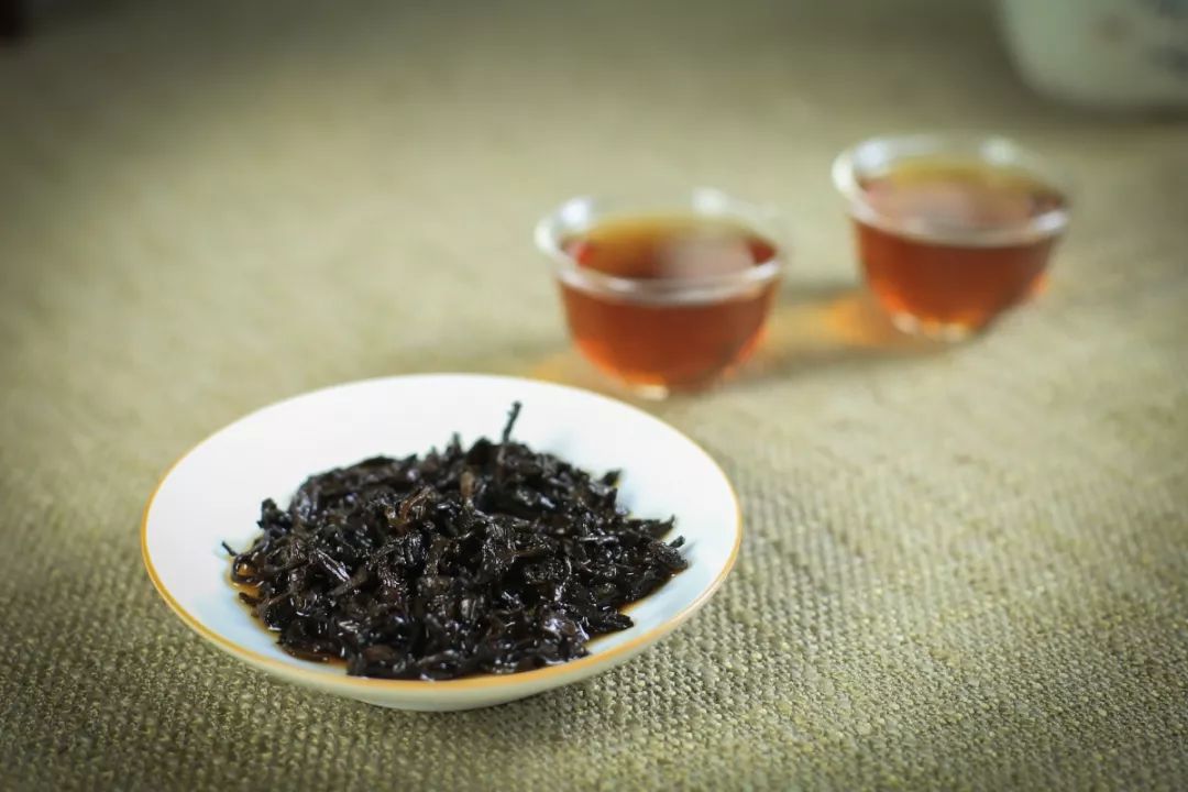 熟普洱的口感怎么形容好听：品鉴熟普洱茶的醇厚与回