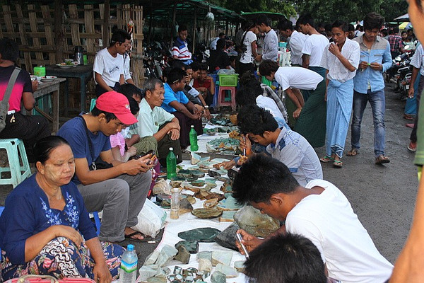 云南大理旅游：选购翡翠之旅