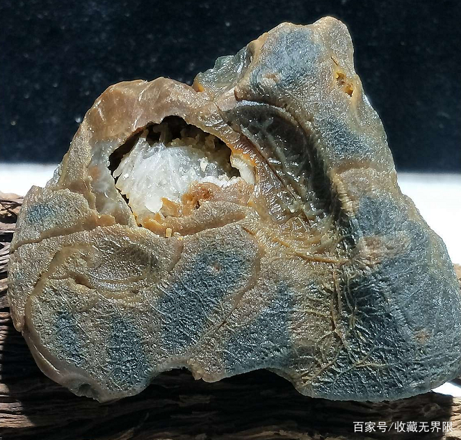 未经雕琢的珍贵天然玉石原石，展现自然之美