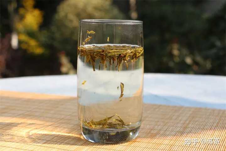 如何使用玻璃杯泡茶：方法、技巧与注意事项，确保茶叶的口感与香气完美展现