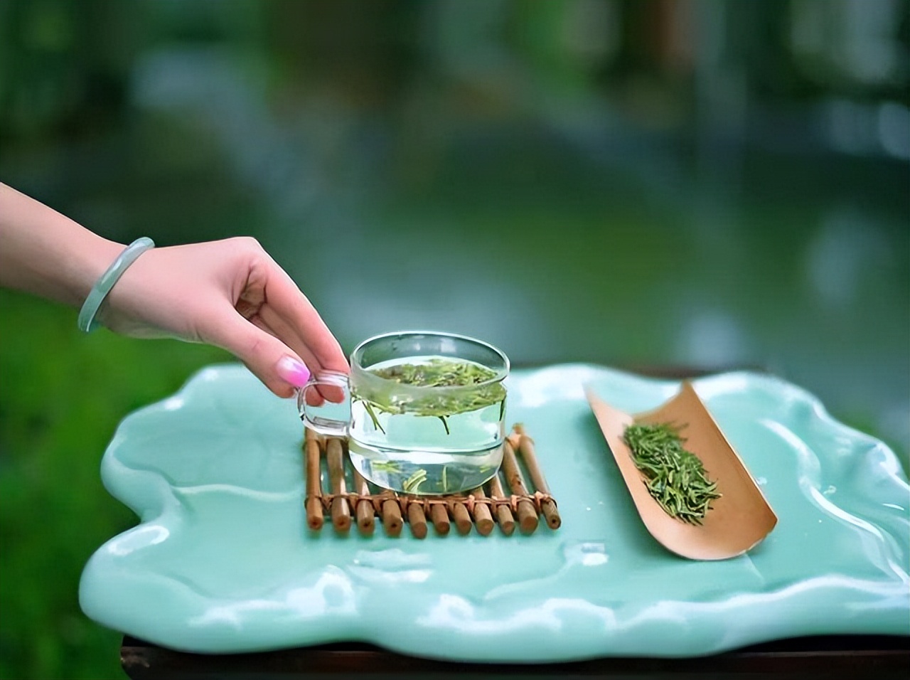 日饮茶：红茶与绿茶哪款更适合？如何选择？