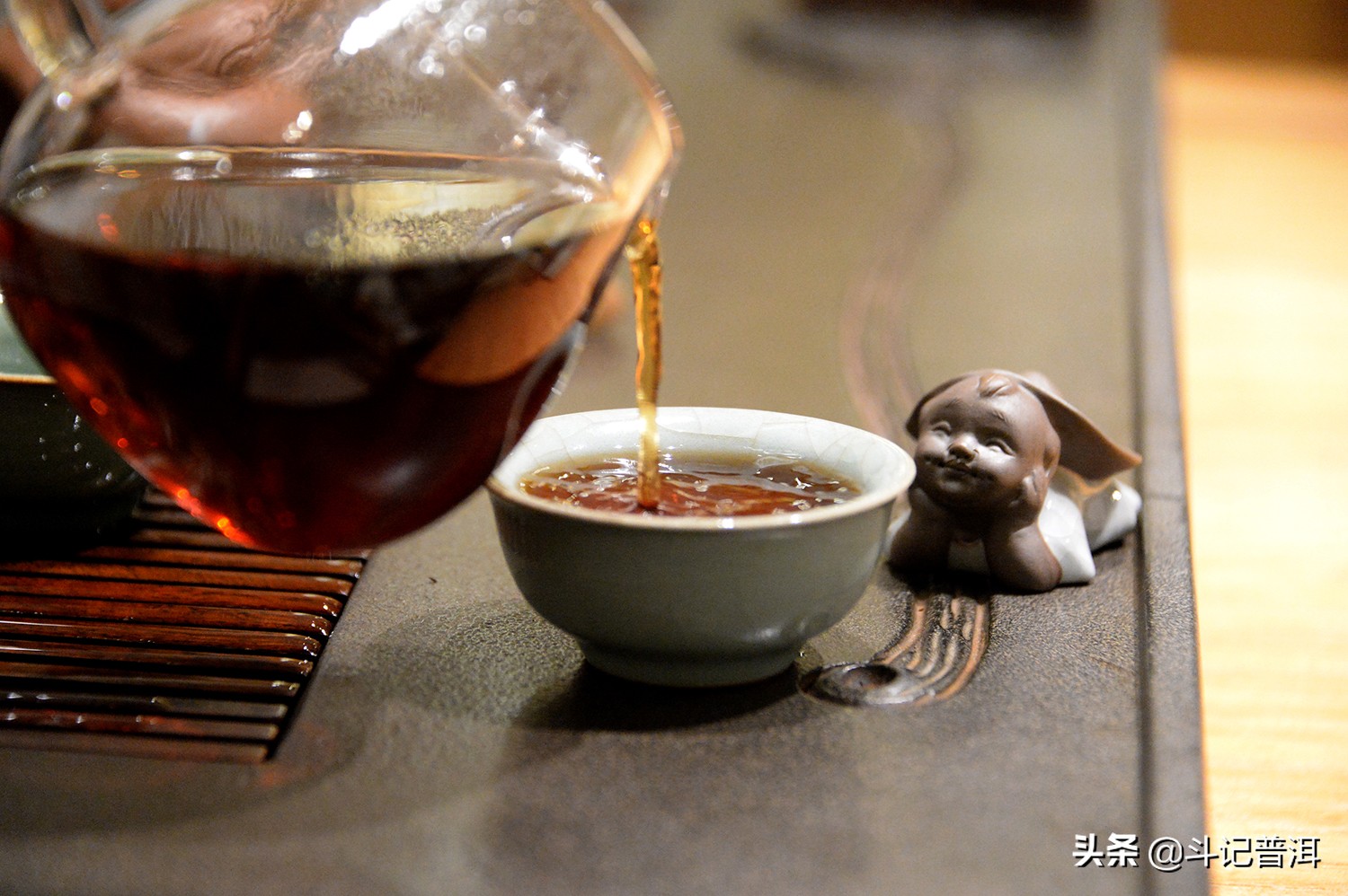 新 '普洱茶：一种全面效益的减肥良方，生茶与熟茶的独特功效'