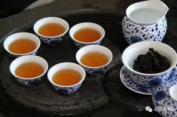 冰岛古树茶：红茶还是绿茶？探讨其茶叶种类和产地特点