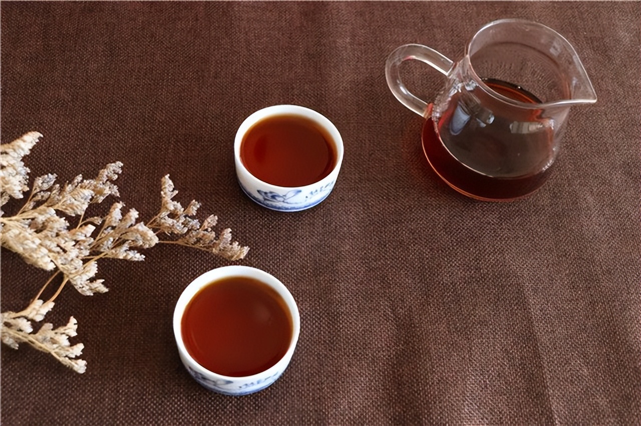 '玫瑰花能和普洱一起泡吗：茶饮搭配的奥秘'