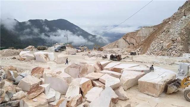 一亿帝王绿原石：从矿区到雕刻家的精彩旅程，揭秘涨价之谜