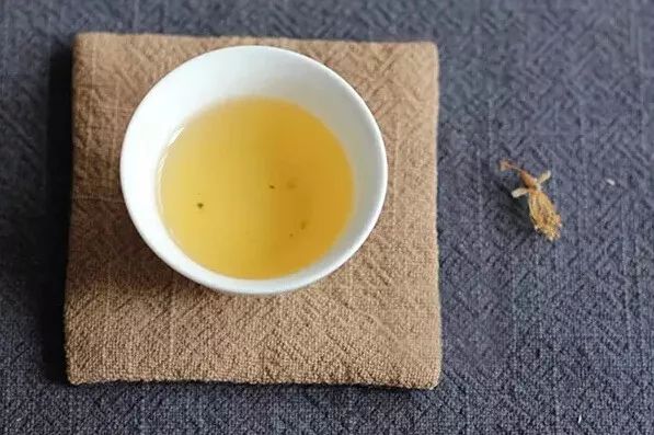 老茶头里有白色点点是什么：探讨茶叶质量与保存方法