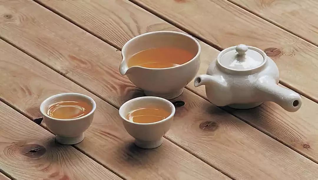 老茶头中白色点点的出现原因及其对茶叶品质的影响：能否饮用？