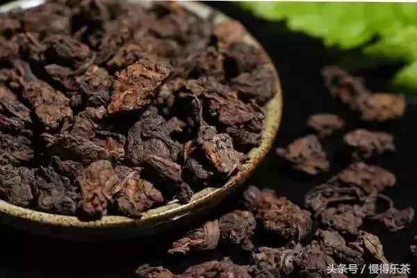 老茶头里面有白色点状物，这是发霉了吗？能喝吗？