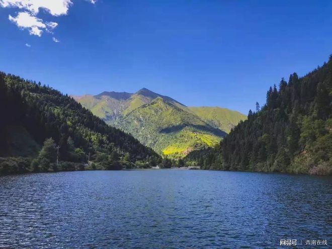 晴水之韵：揭秘清澈湖水的奥秘