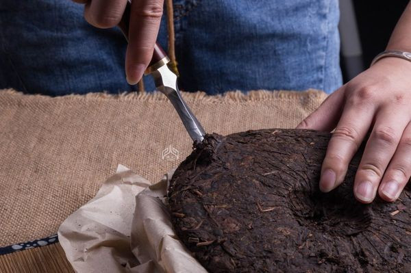 普洱茶饼撬开技巧：如何简单易学地打开普洱茶饼