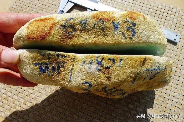 翡翠木那黄皮料的特征分析