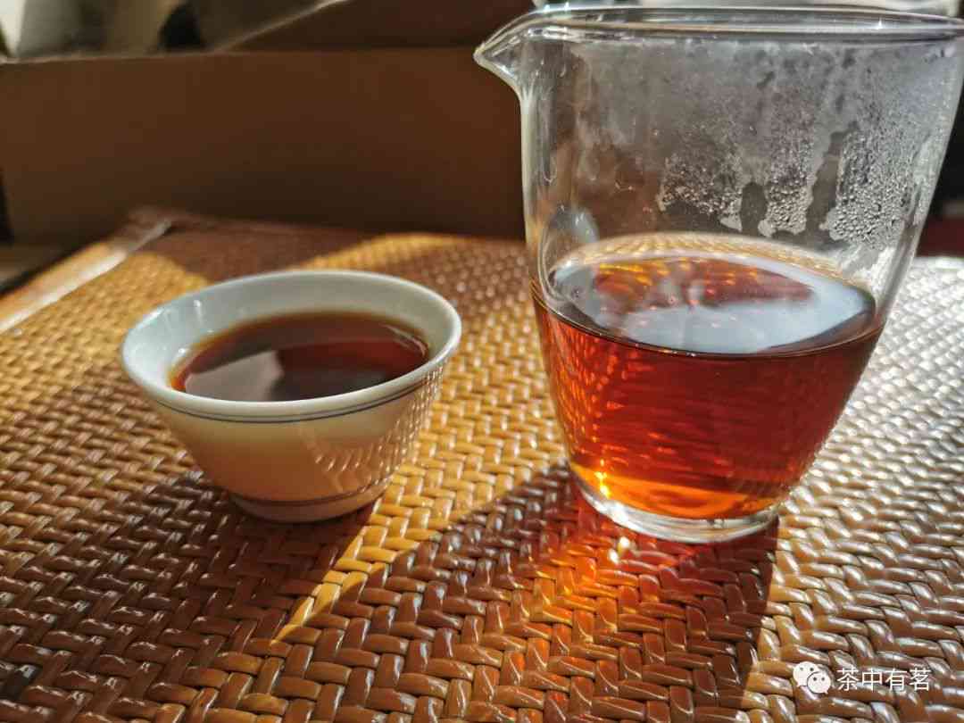 秋天饮用普洱茶：生茶与熟茶的挑选与品鉴