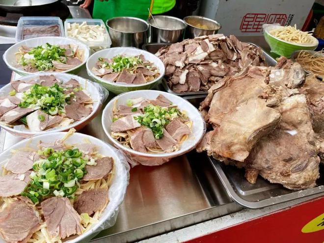 '舌尖上的中国普洱美食之旅：探索当地风味与文化融合的美味佳肴'