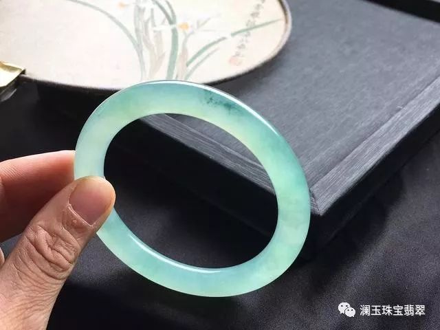 翡翠手镯中漂绿与纯色哪种更好？