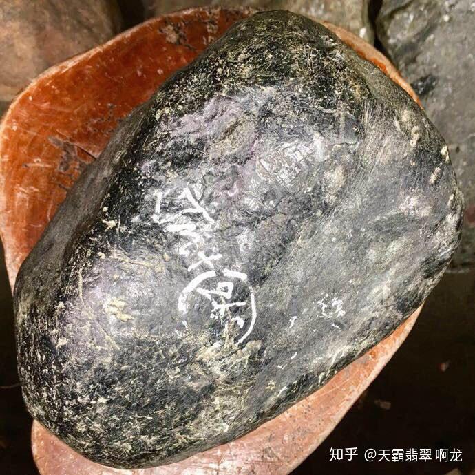 黑皮翡翠原石手镯价格分析