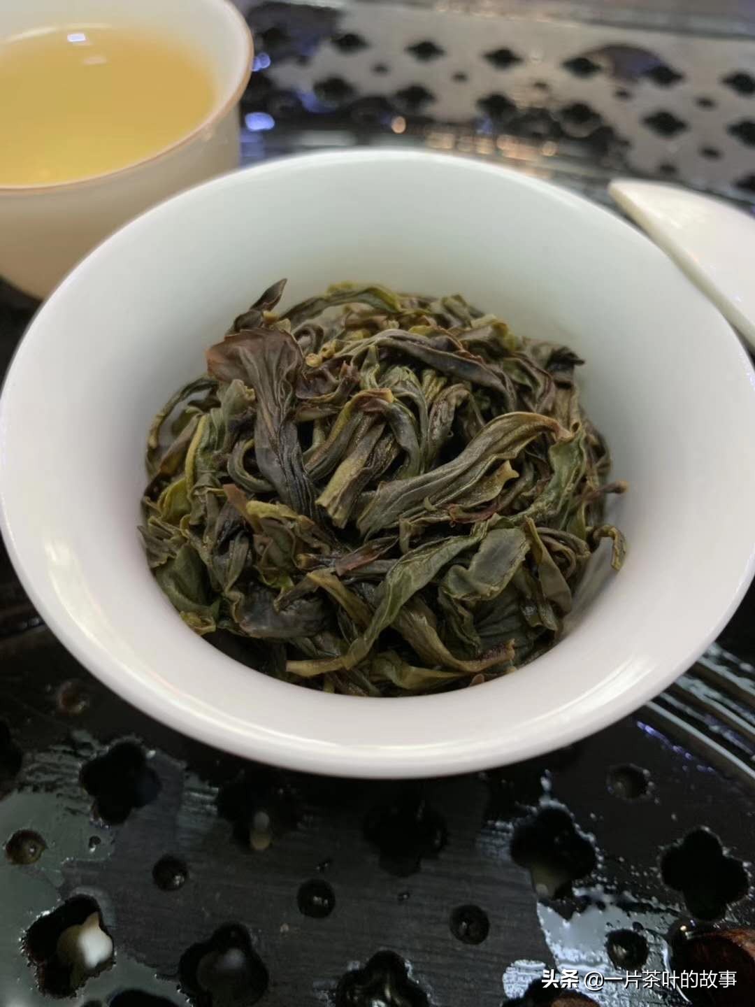 普洱茶多泡沫和一层油能否喝？