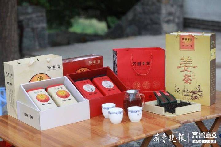 新『精选五福临门红茶套装』包含两个铁盒与一个小原盒装茶叶