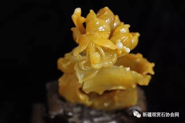 金色玉石手链内藏奥秘：发现珍贵金丝细节