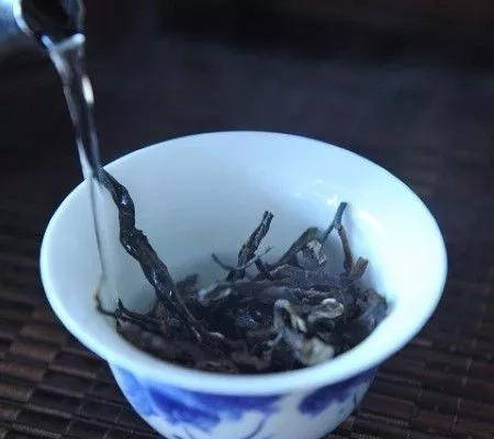 普洱茶饮用后舌头麻木的原因分析