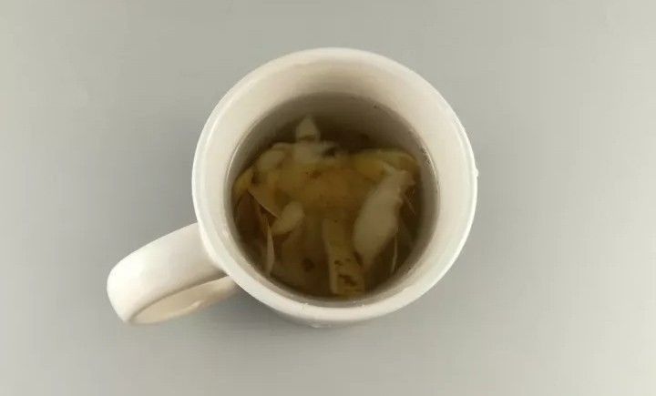 '如何彻底清除茶杯中的茶叶残留物和异味？有效去除茶垢的技巧与实用指南'