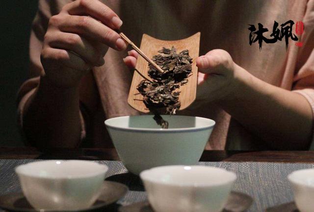 去除杯子上的茶渍：简单方法快速去处茶叶痕迹