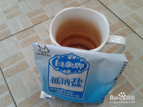 去除杯子上的茶渍：简单方法快速去处茶叶痕迹