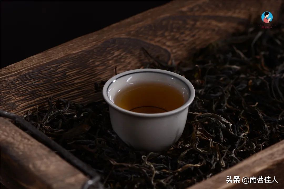 探索普洱茶的清热功效：为什么喝普洱茶能清火并改善身体健？