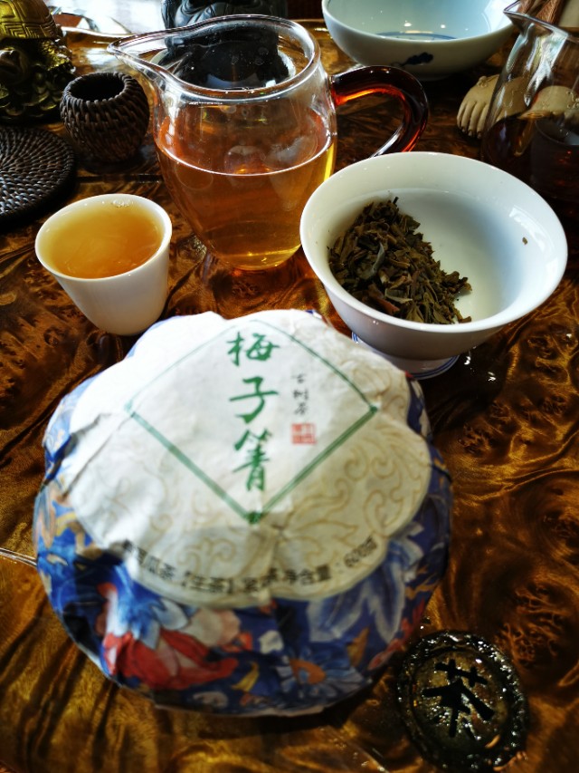 如何描述普洱茶饼的完美口感：从色泽到风味，全面解析普洱茶的魅力