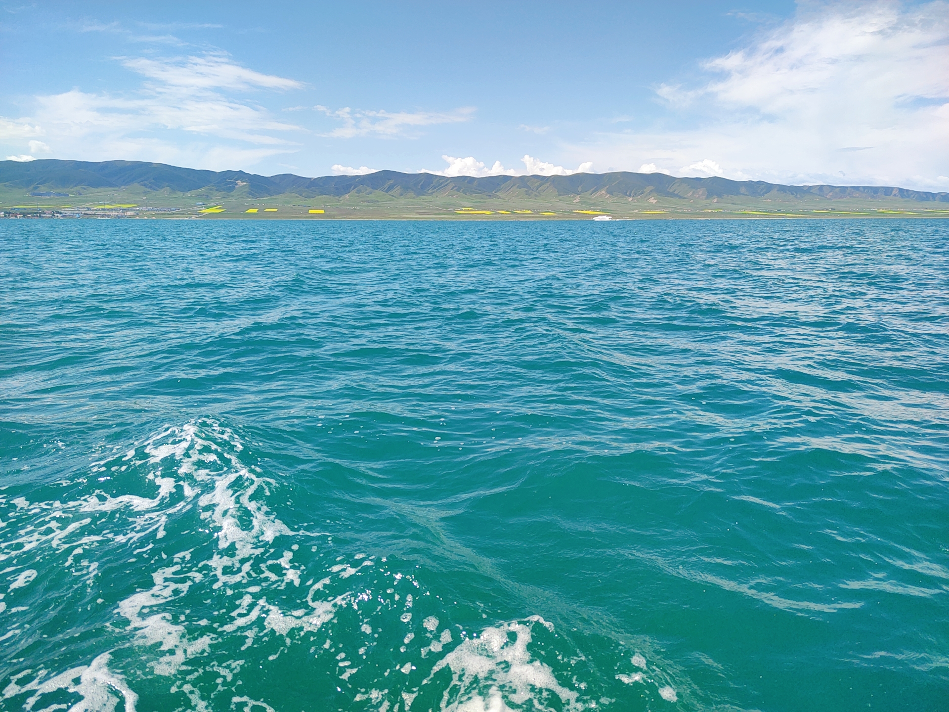 青海湖晴朗天气下的翡翠般碧水美景