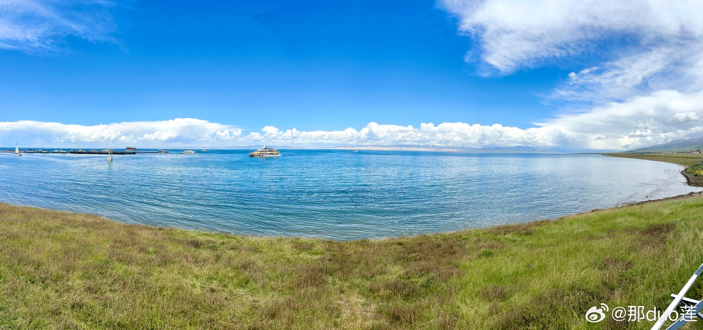 青海湖晴朗天气下的翡翠般碧水美景